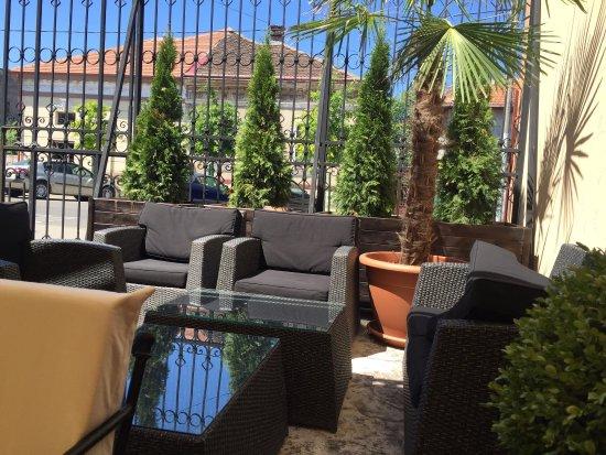Restaurant & Lounge 16